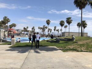 alt="people at muscle beach"