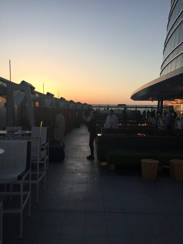 alt="roof top bar at sunset"