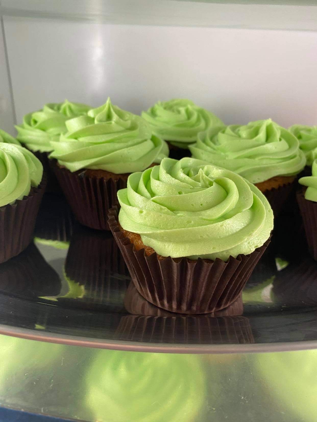 alt="plate of cupcakes"
