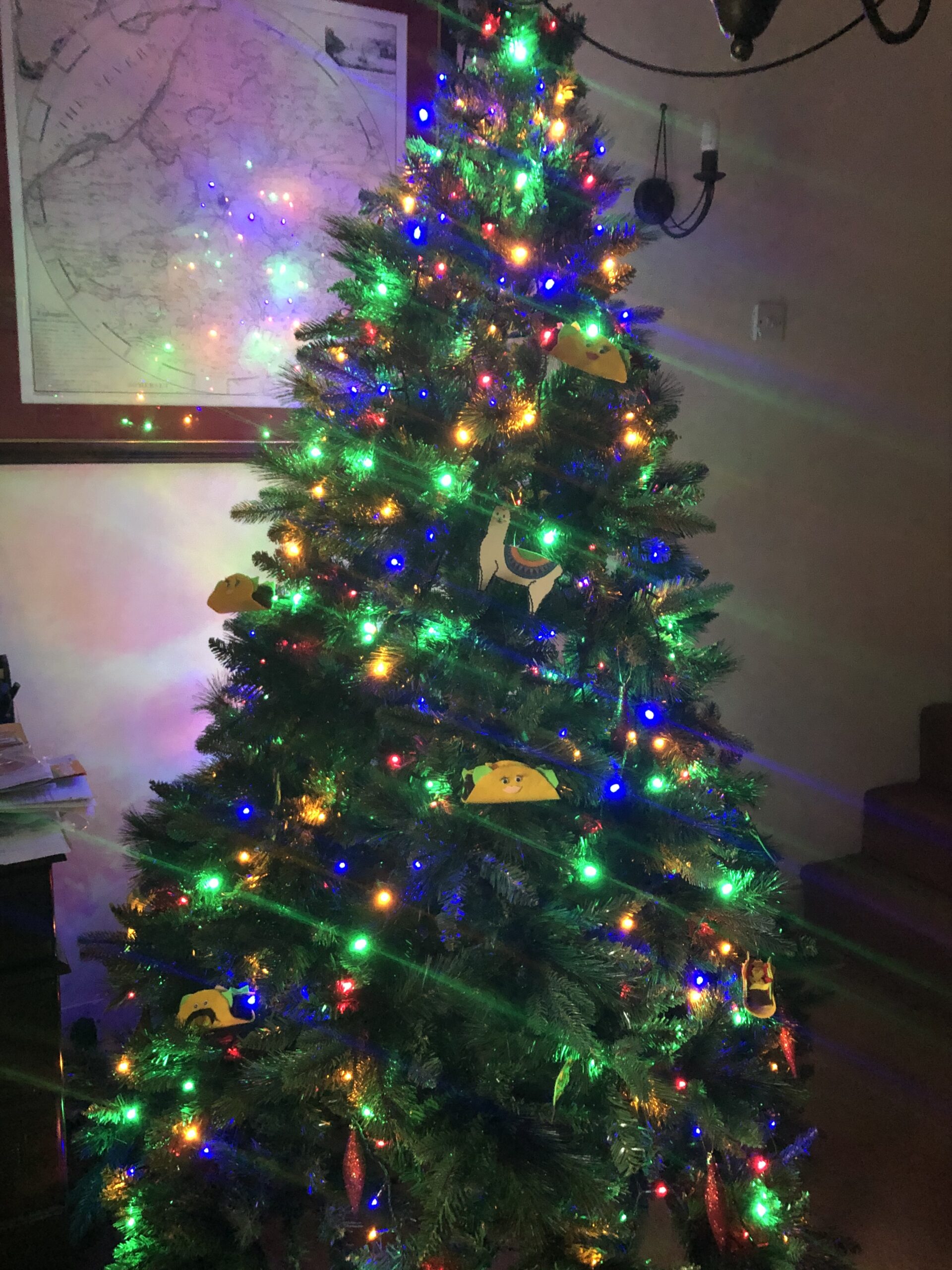 alt="Christmas tree"