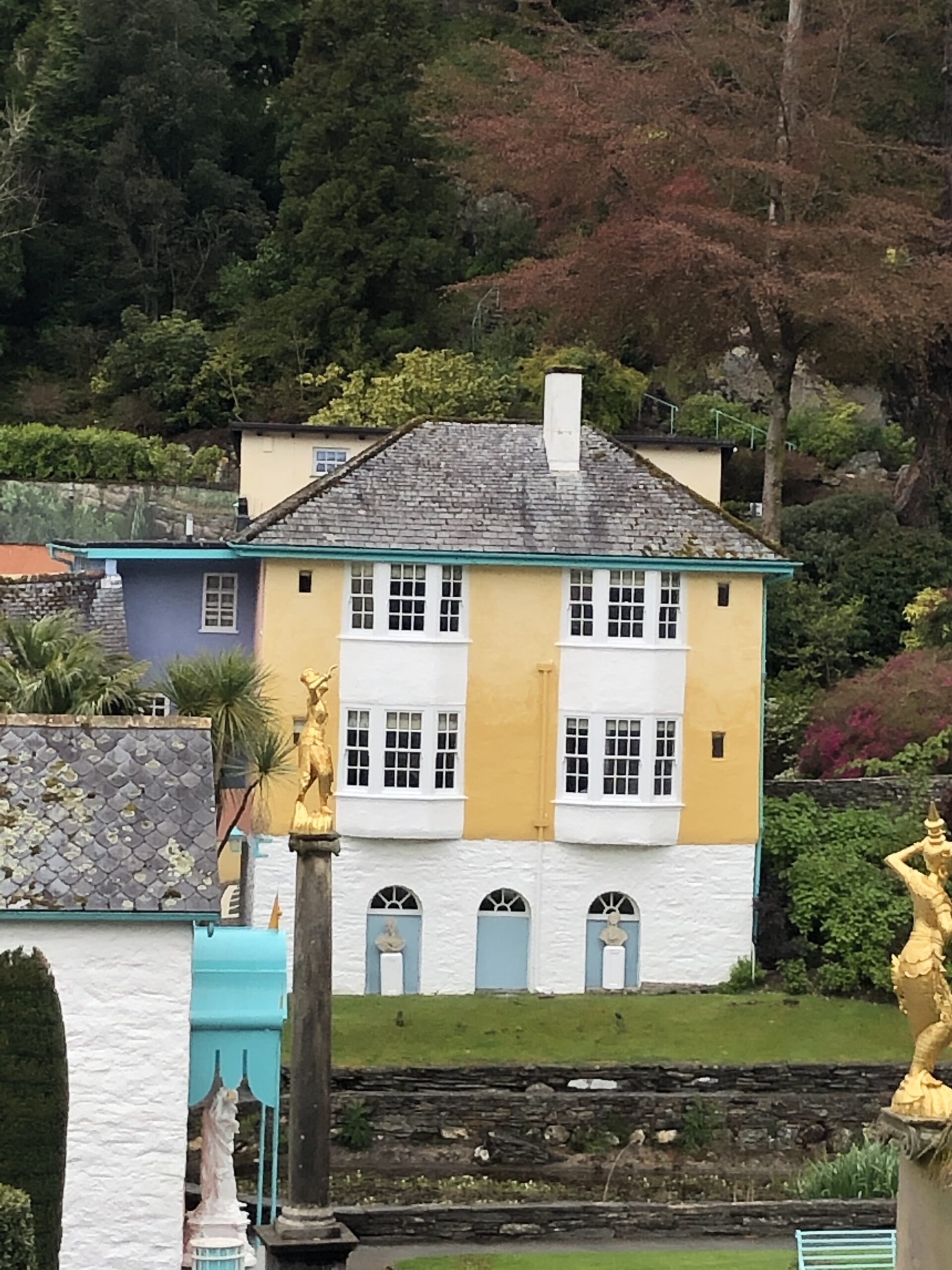 alt="bay windowed house"