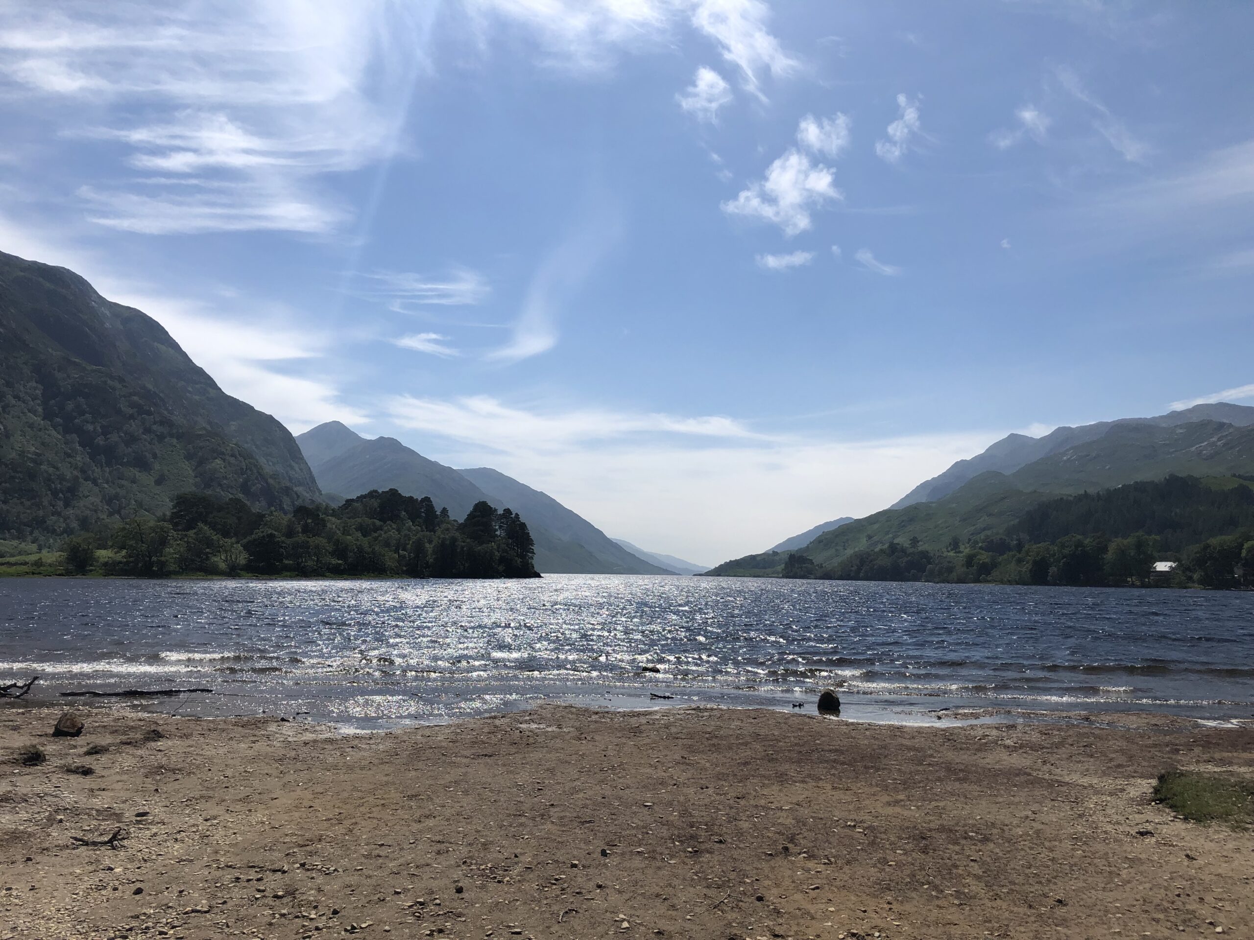 alt="shore of Loch with mountains"