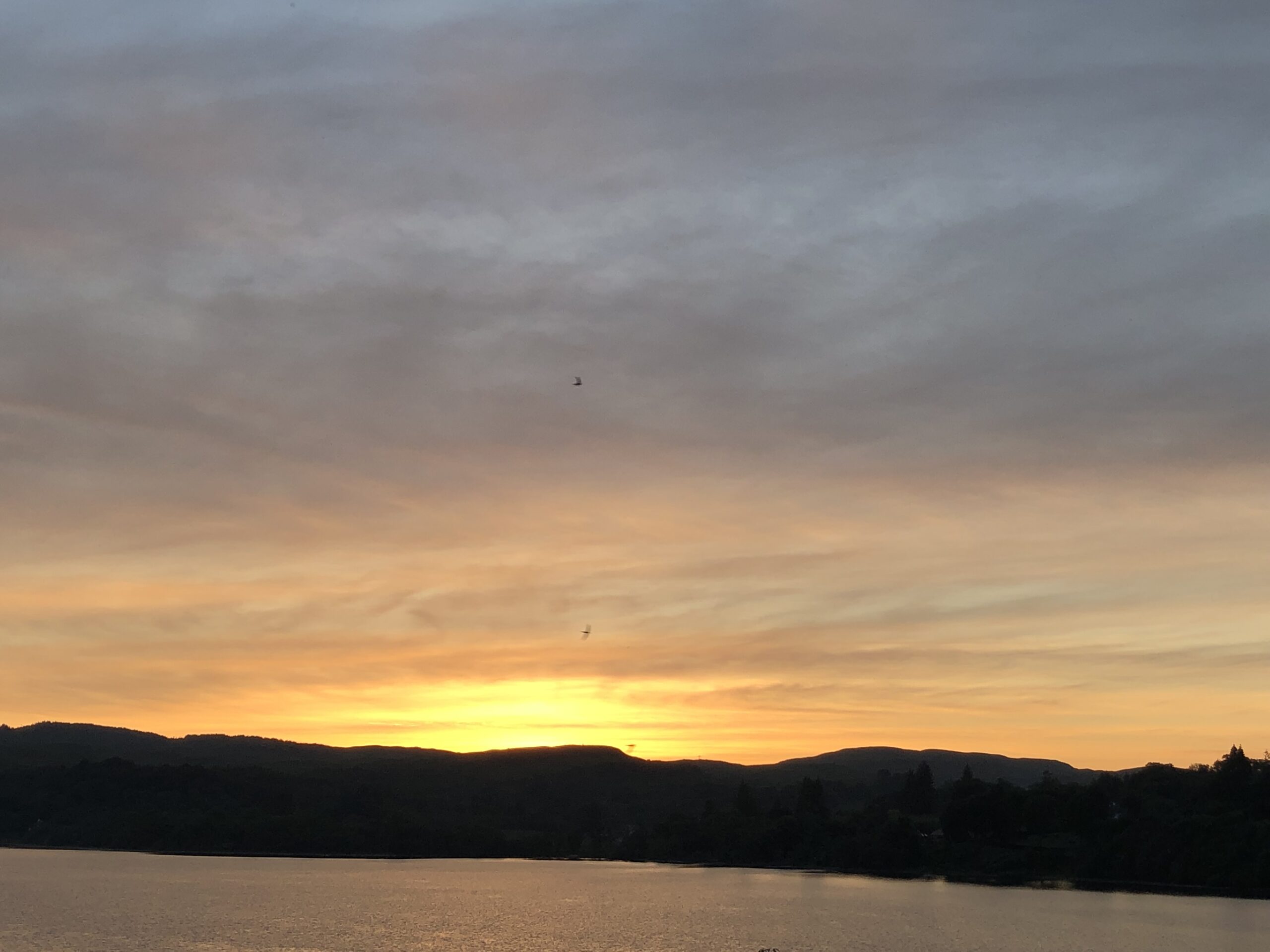 akt="sun set over lake"