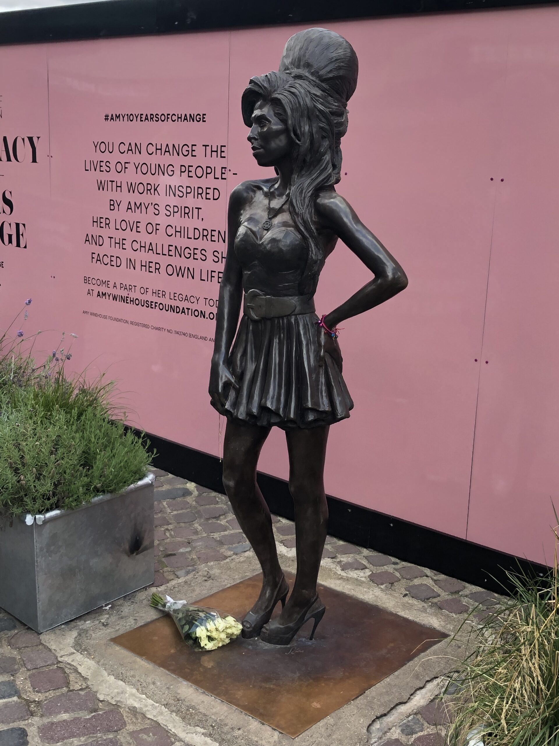 alt="statue of Amy Winehouse"