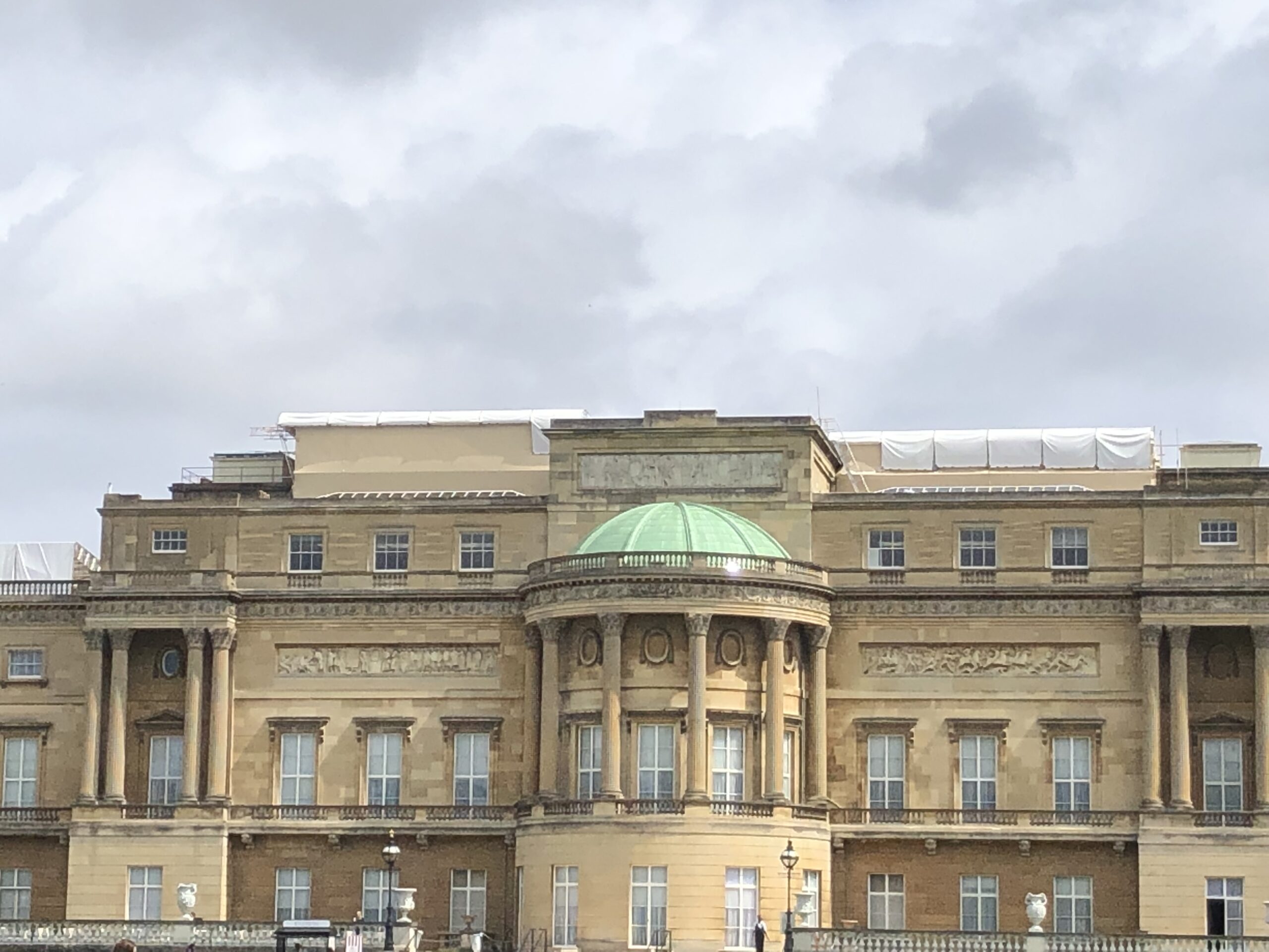 alt="rear of Buckingham Palace building"