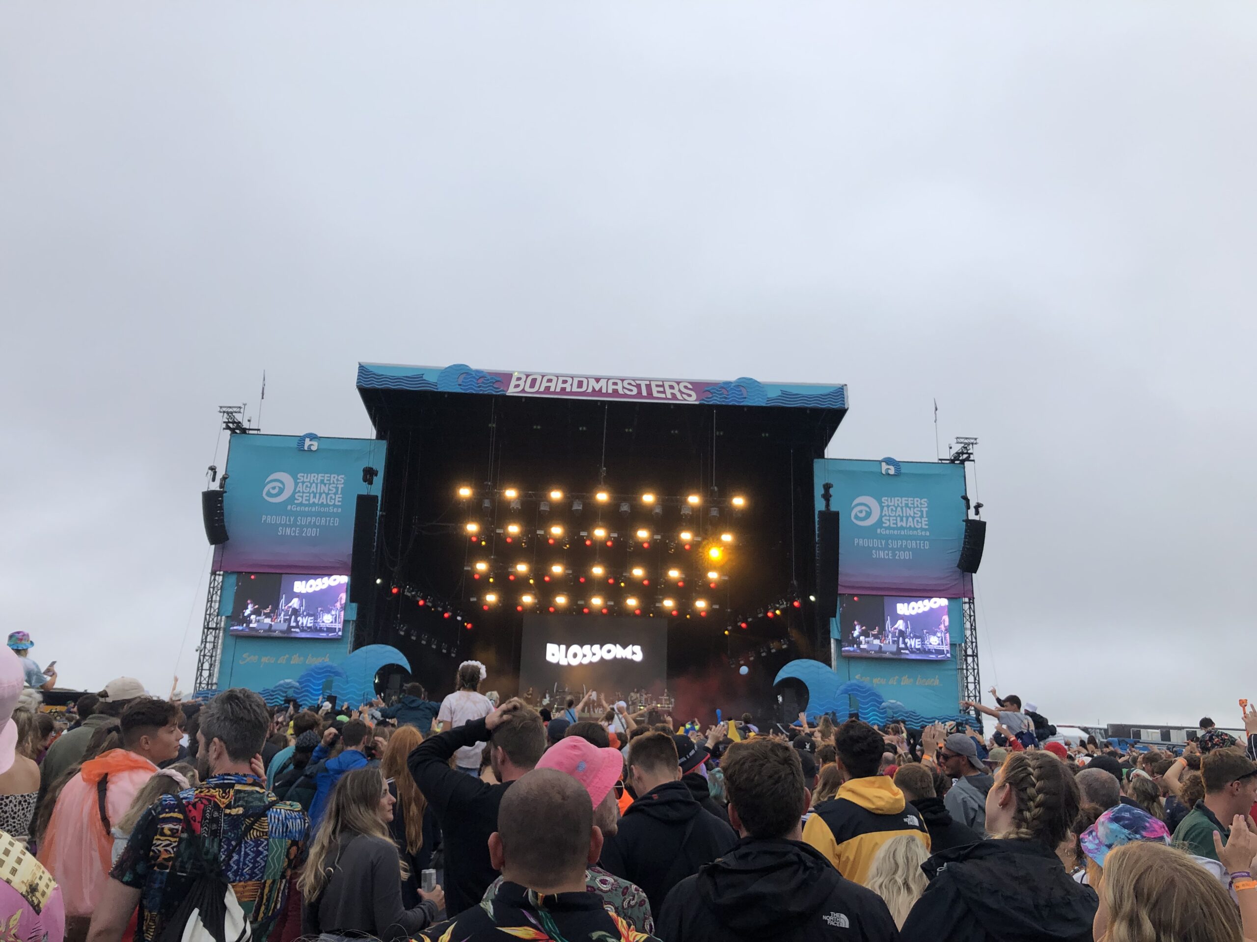 alt="stage with lights & crowd"