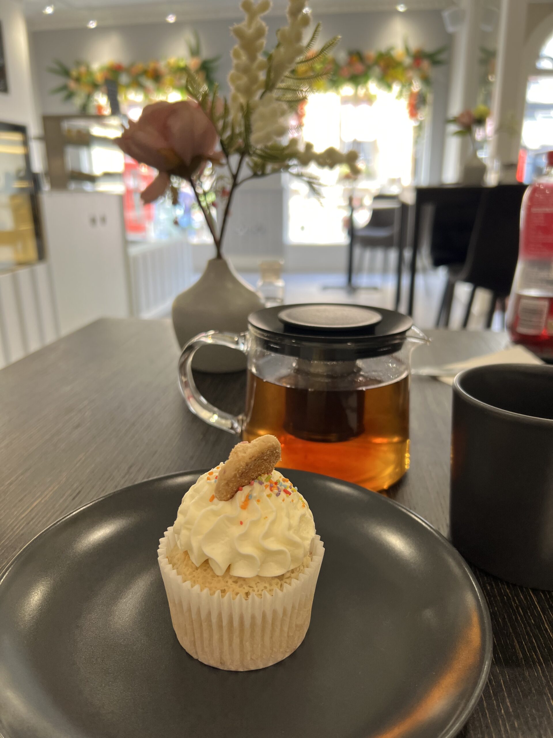 alt="vanilla cupcake & tea"