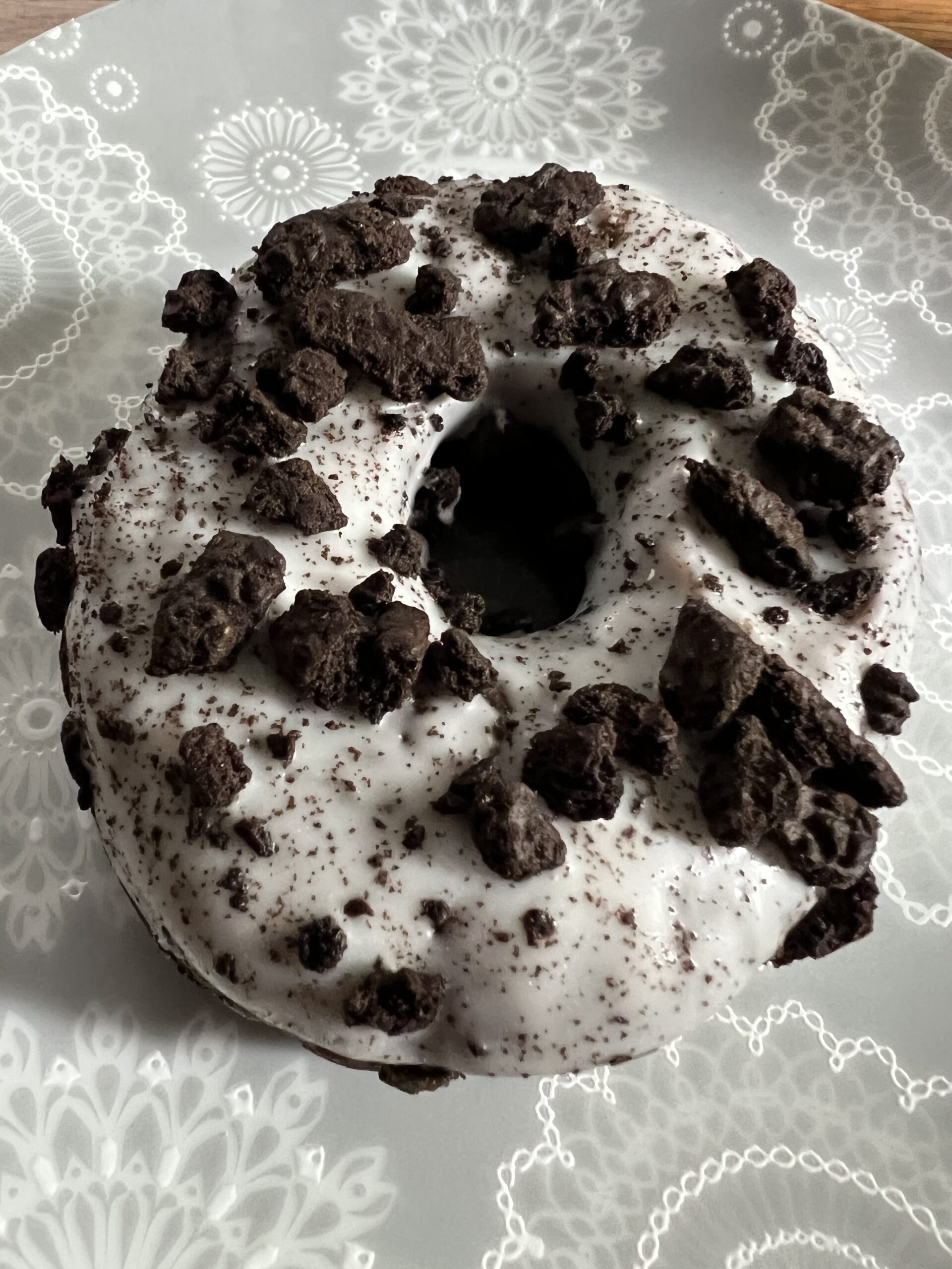 alt="oreo style doughnut"