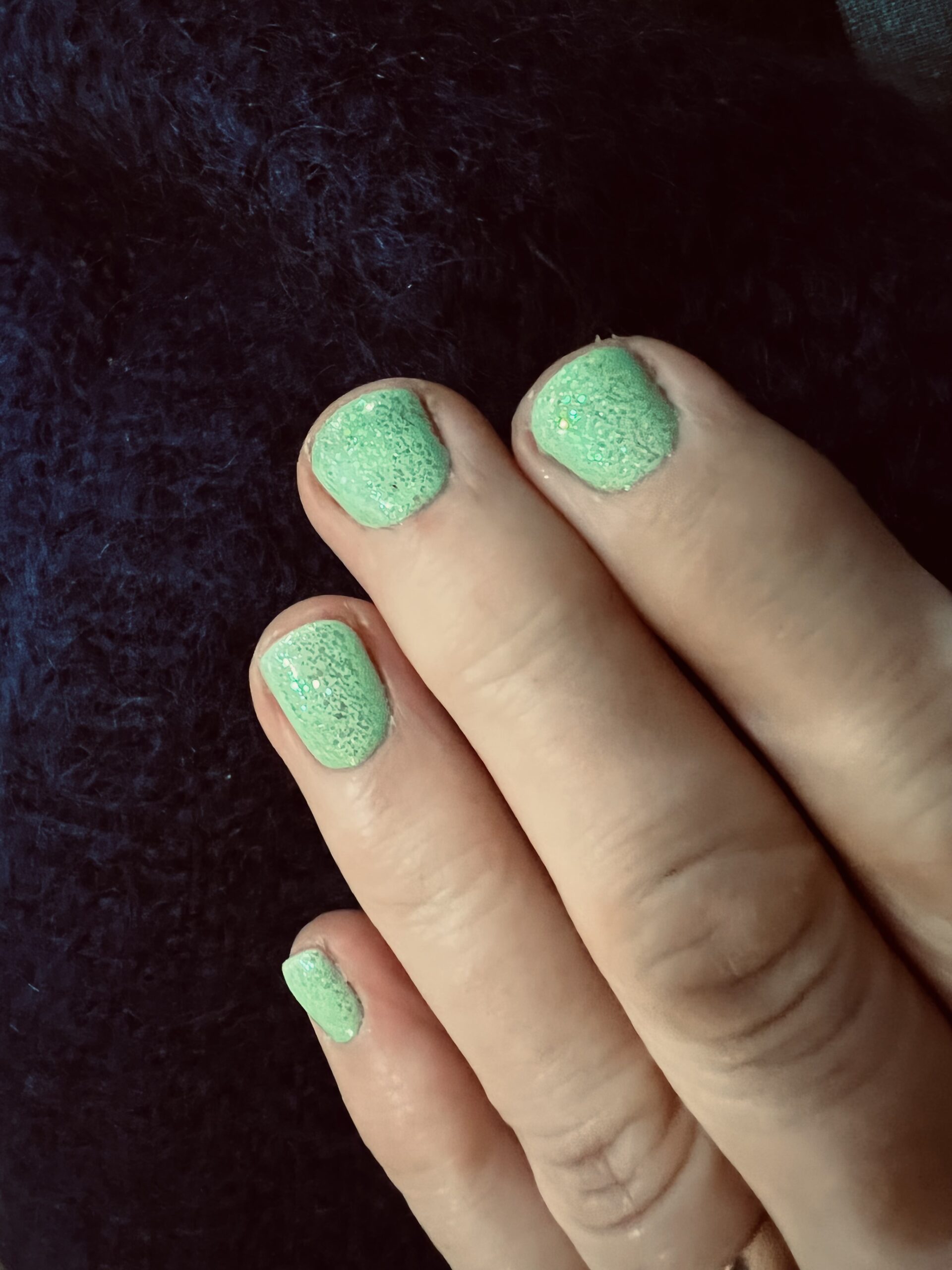 alt="fingers with single colour polish"