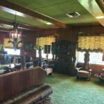 alt="sitting room with jungle decorations"