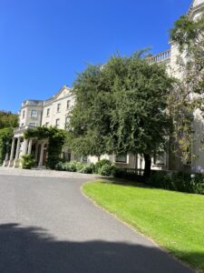 alt="front of the Guiness mansion"