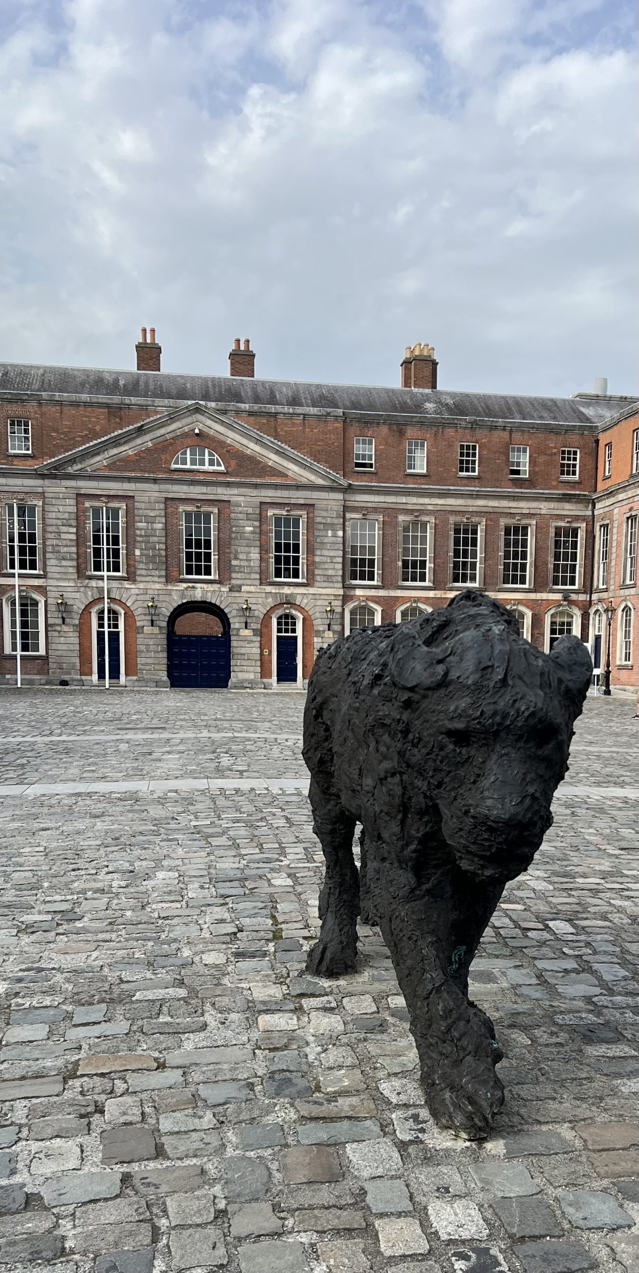 alt="statue of a lion in the courtyard of Dublin Castle