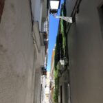 alt="buildings close together"