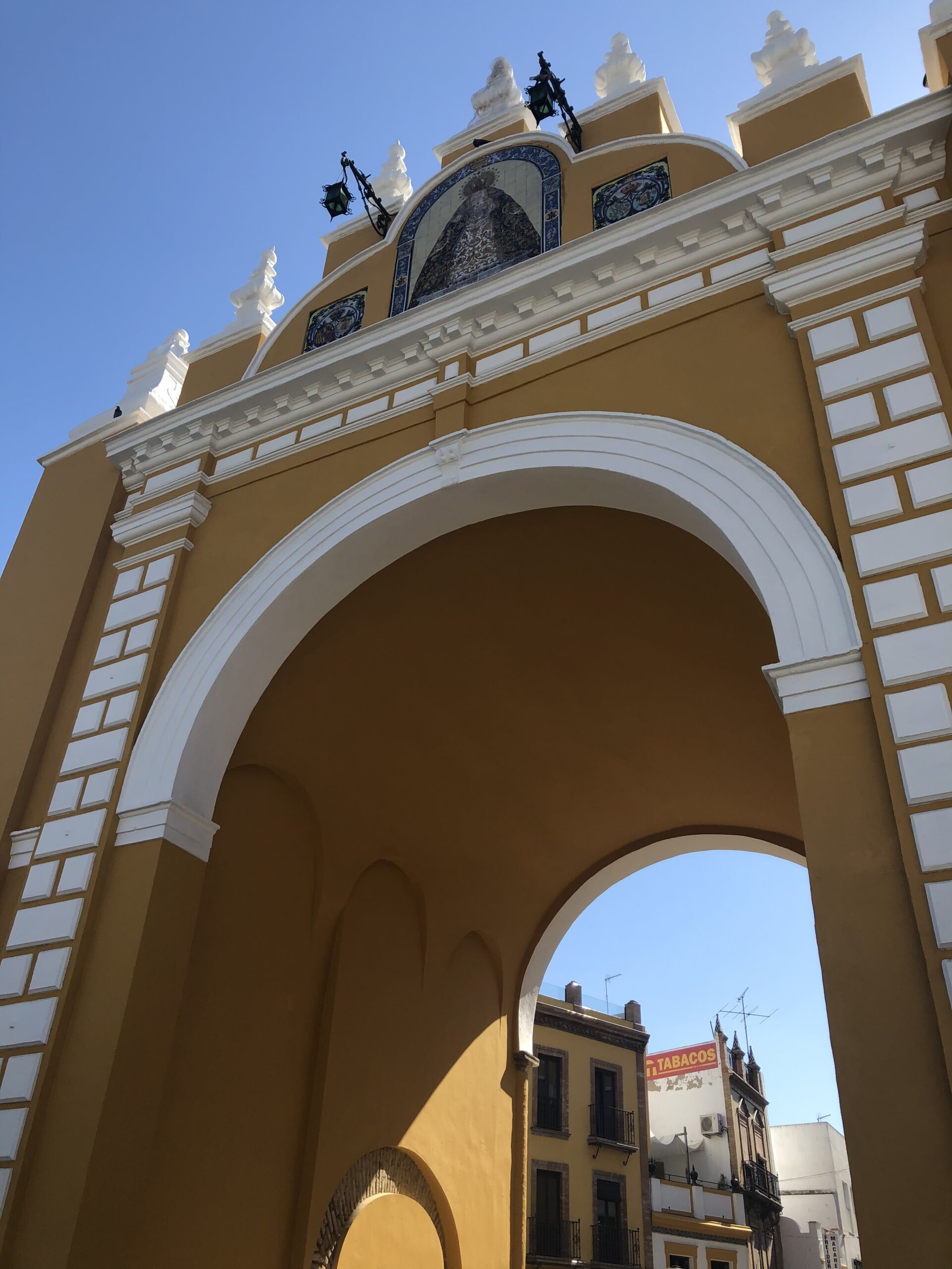 alt="archway"