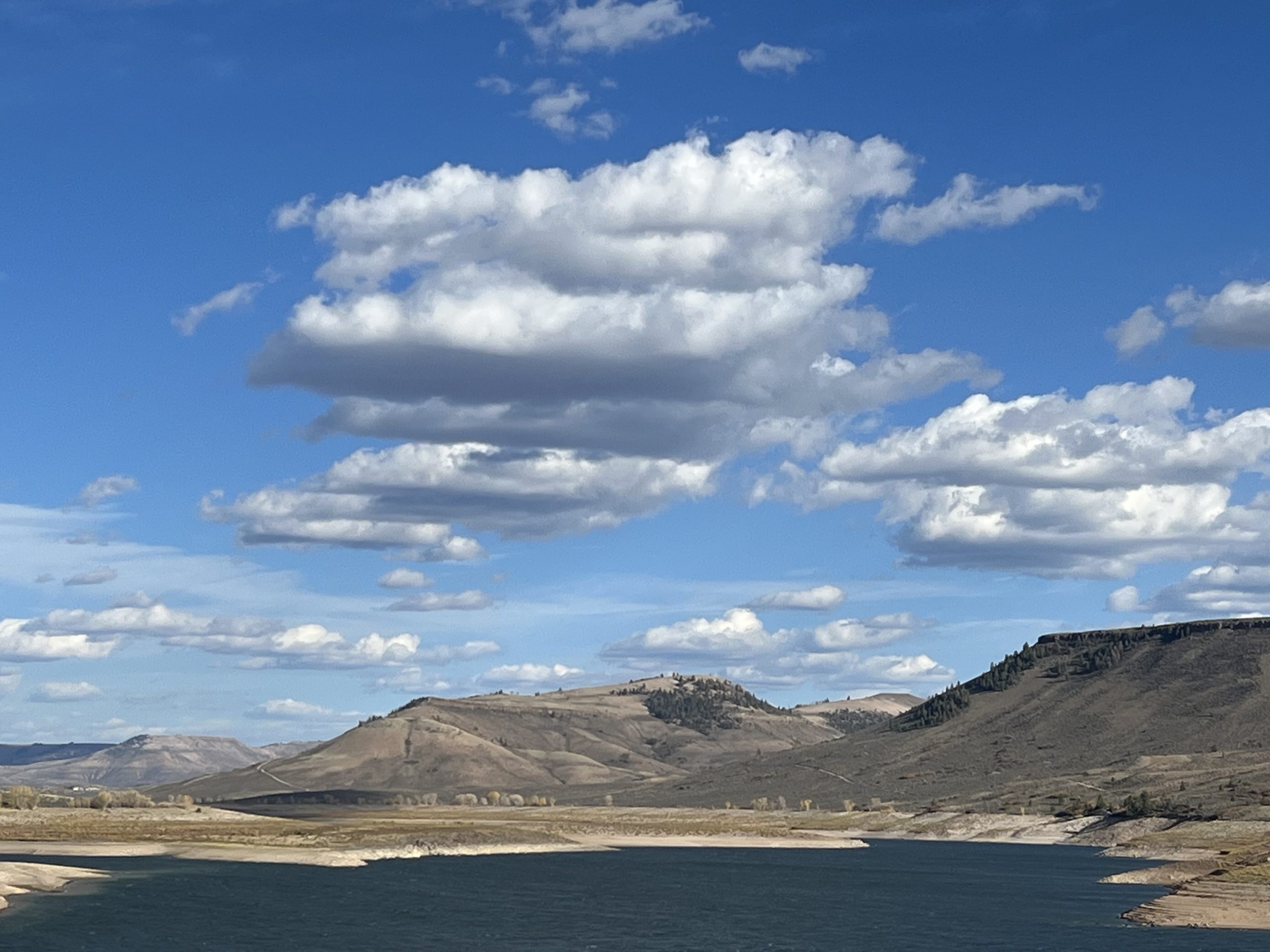 alt="mountains with clouds above"