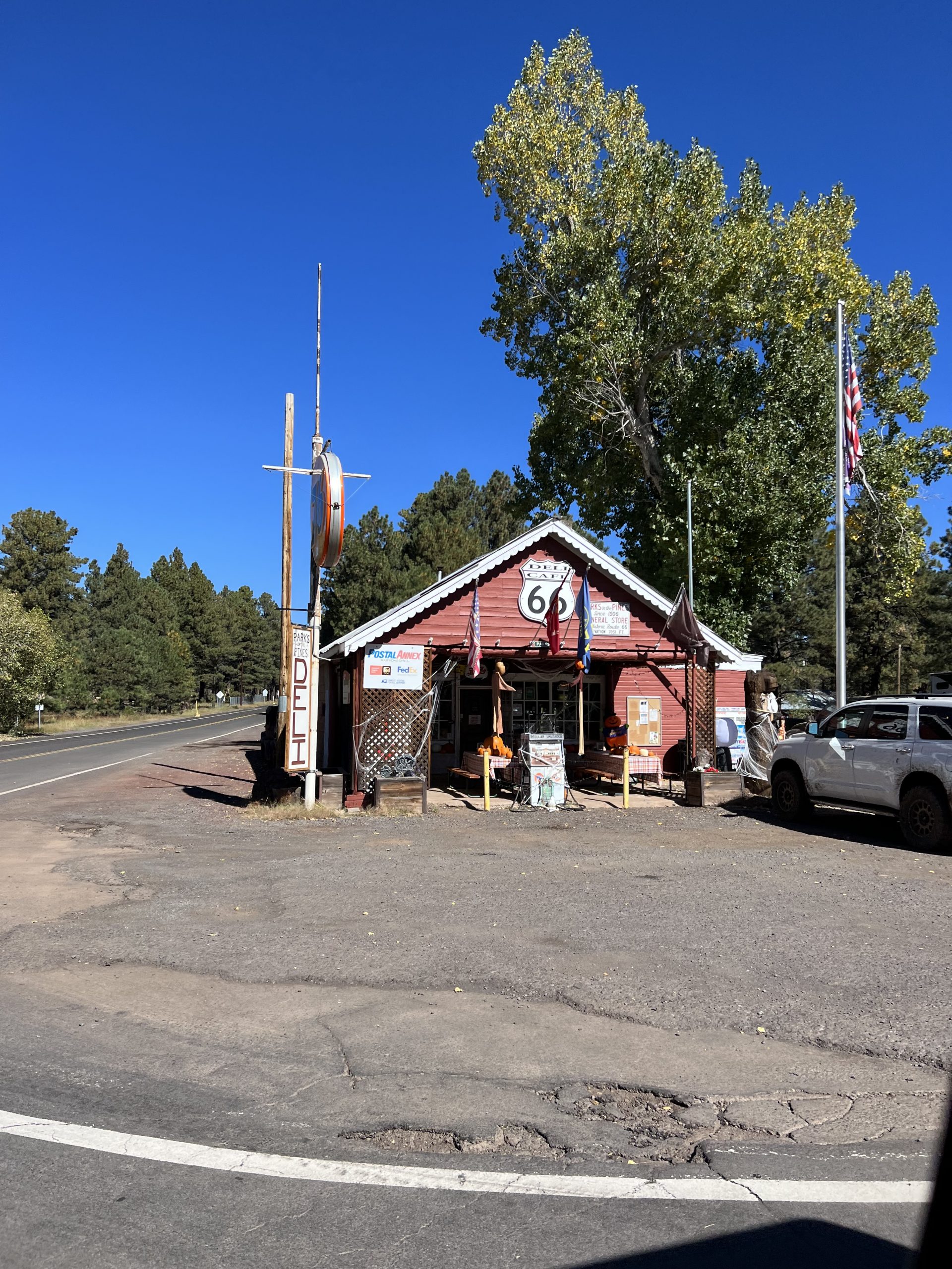 alt="old wooden cafe on the Route 66'