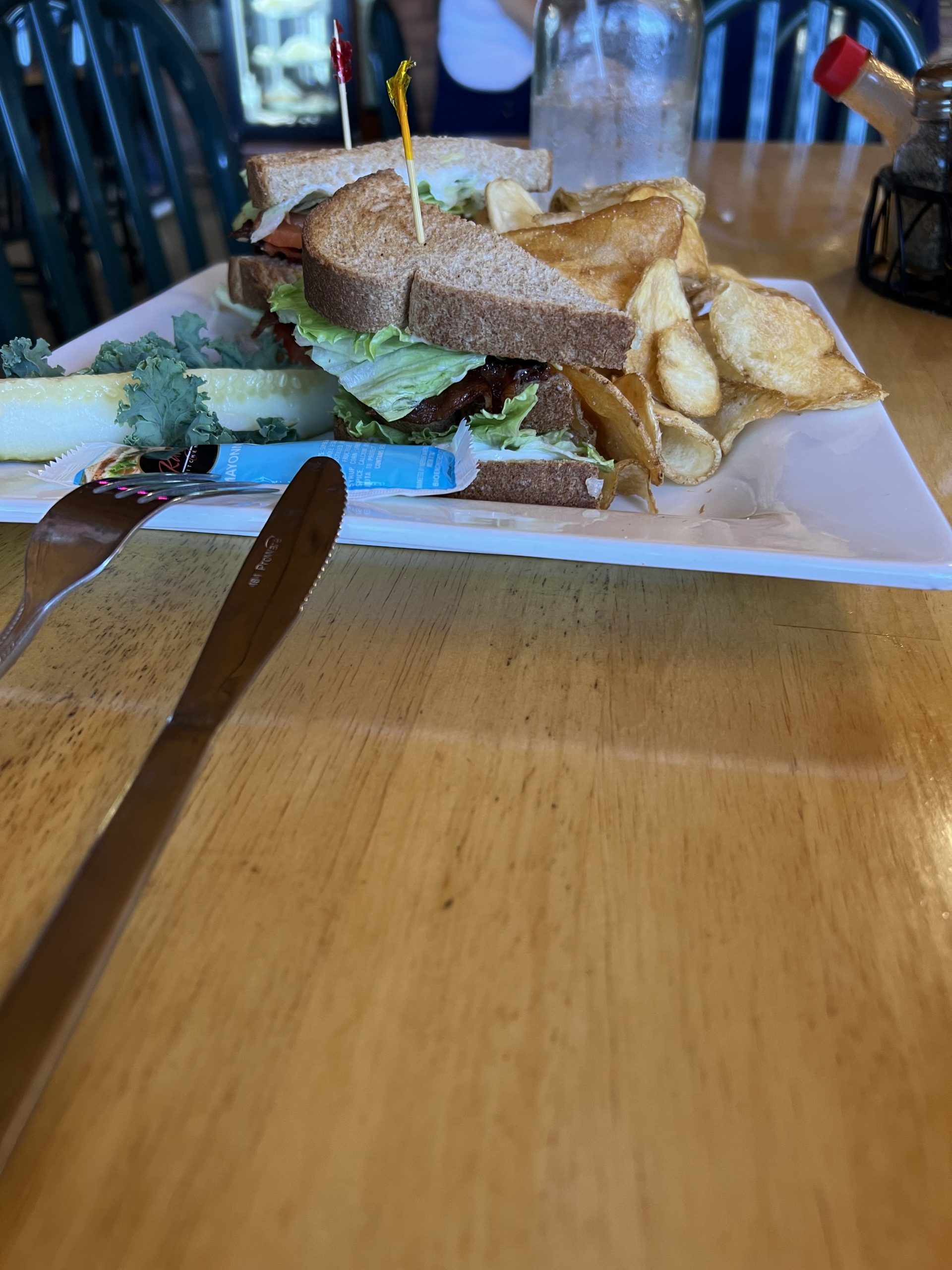 alt="sandwich & crisps at Roadkill cafe"