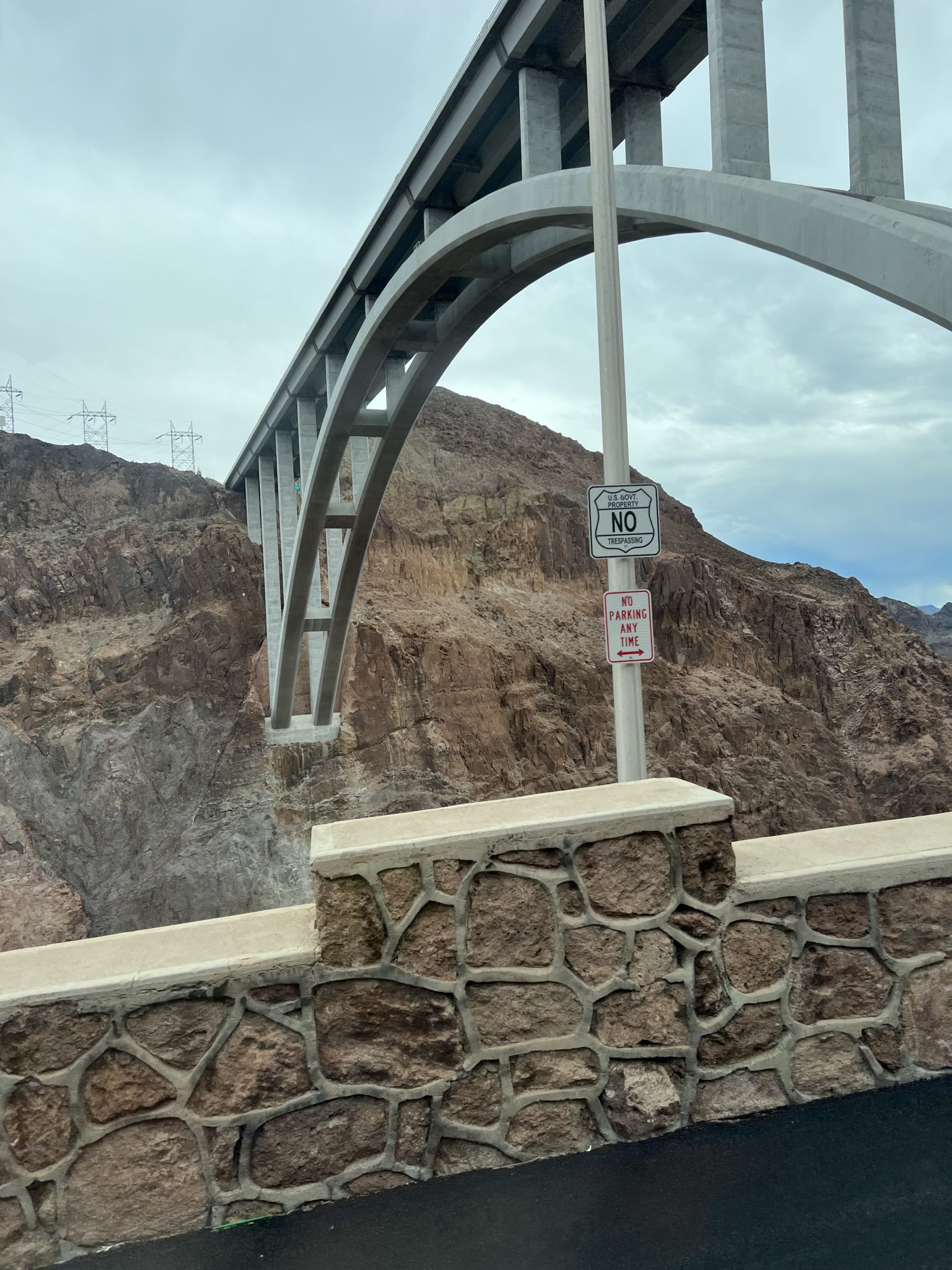 alt="bridge over the gorge where Hoover Dam is located"