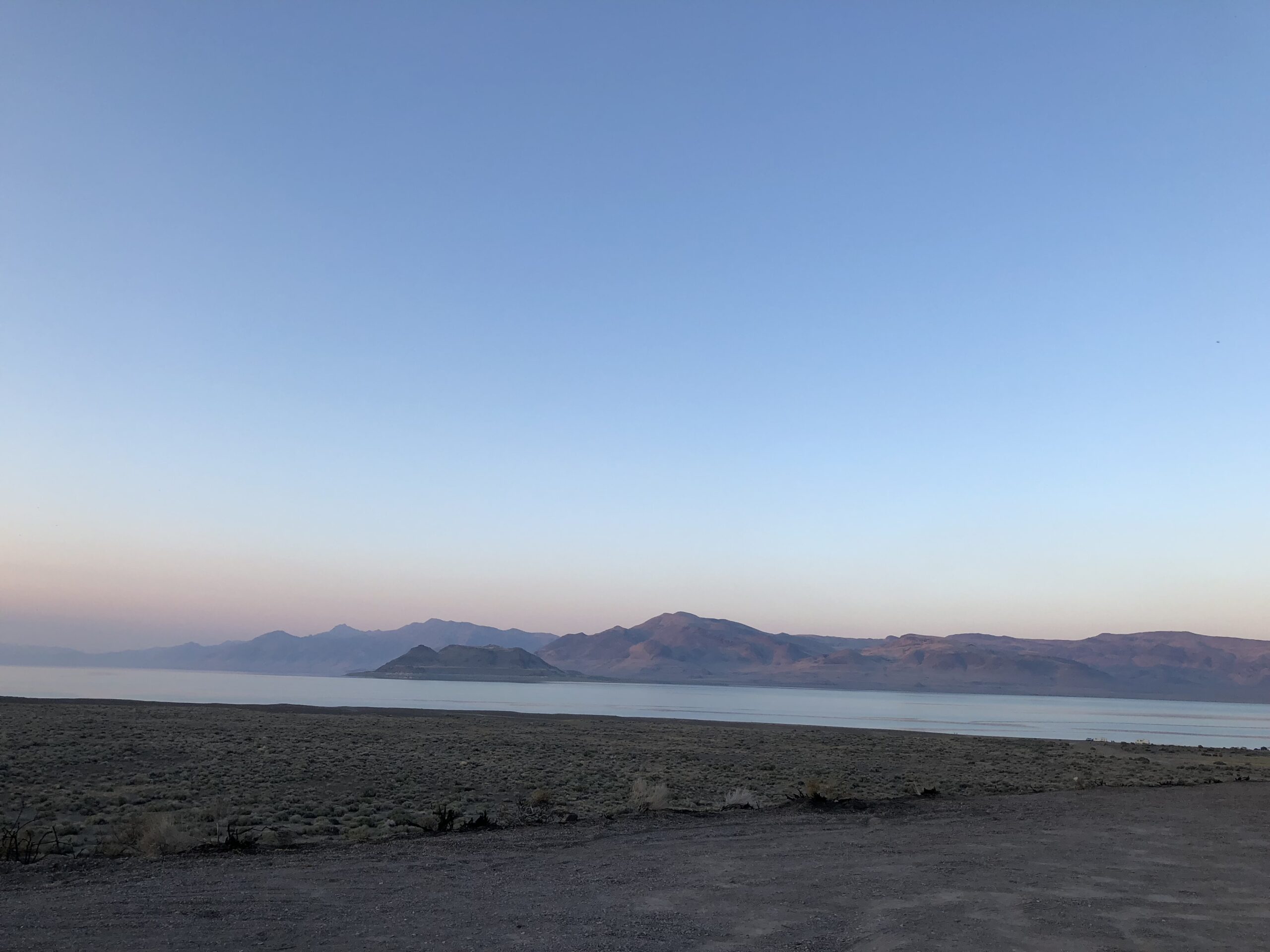 alt="sunset with lake & mountains"