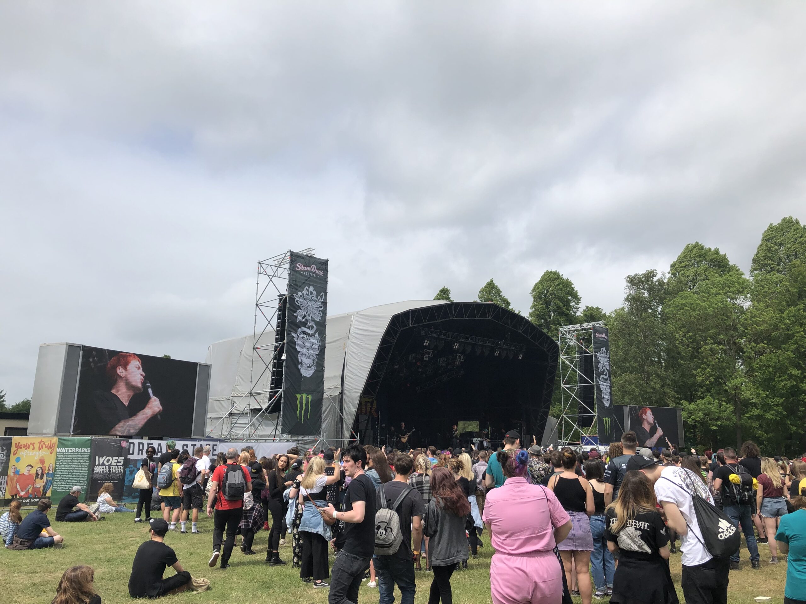 alt="main stage at Slamdunk festival"