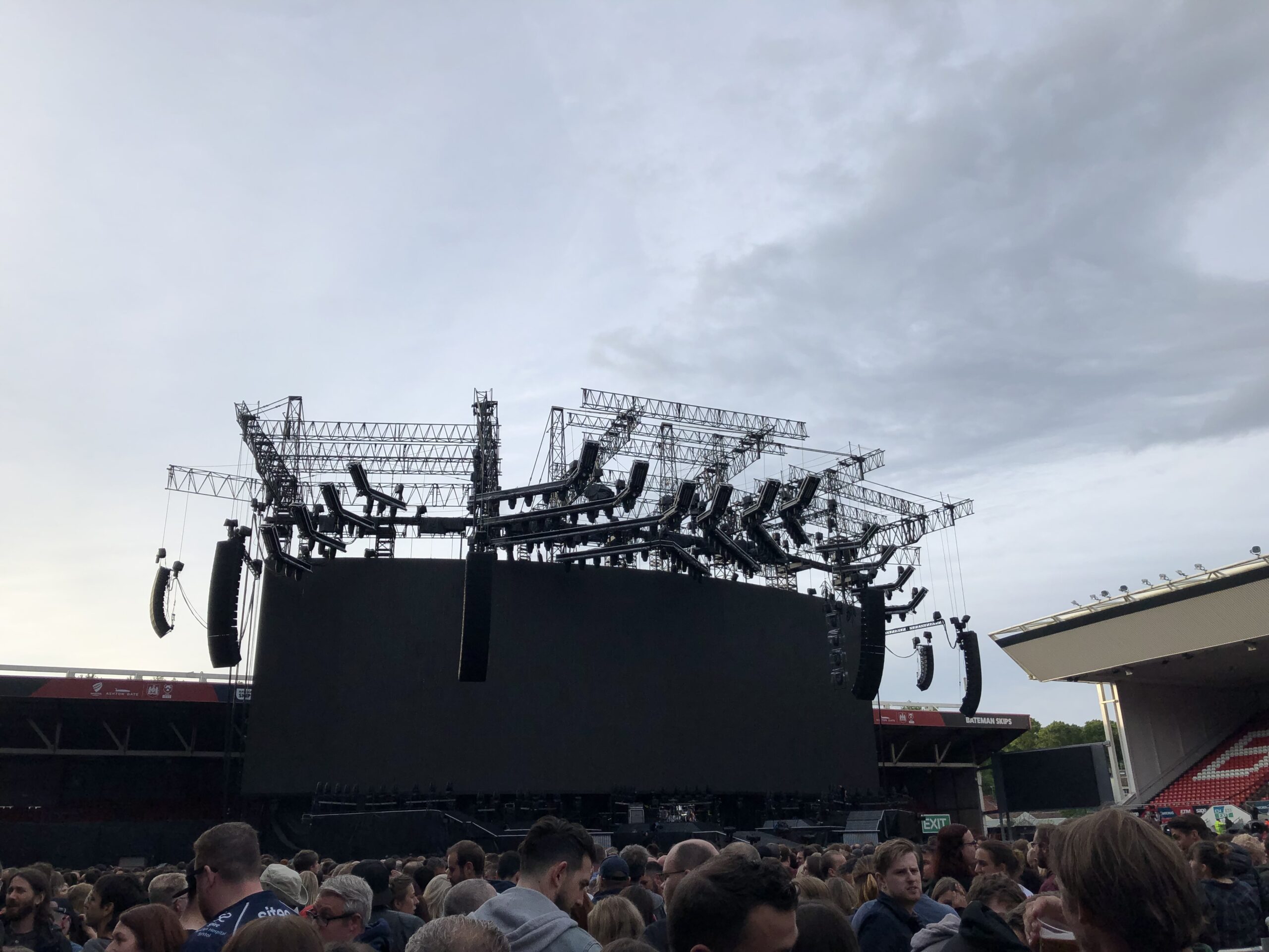 alt="main stage with crowd in front"