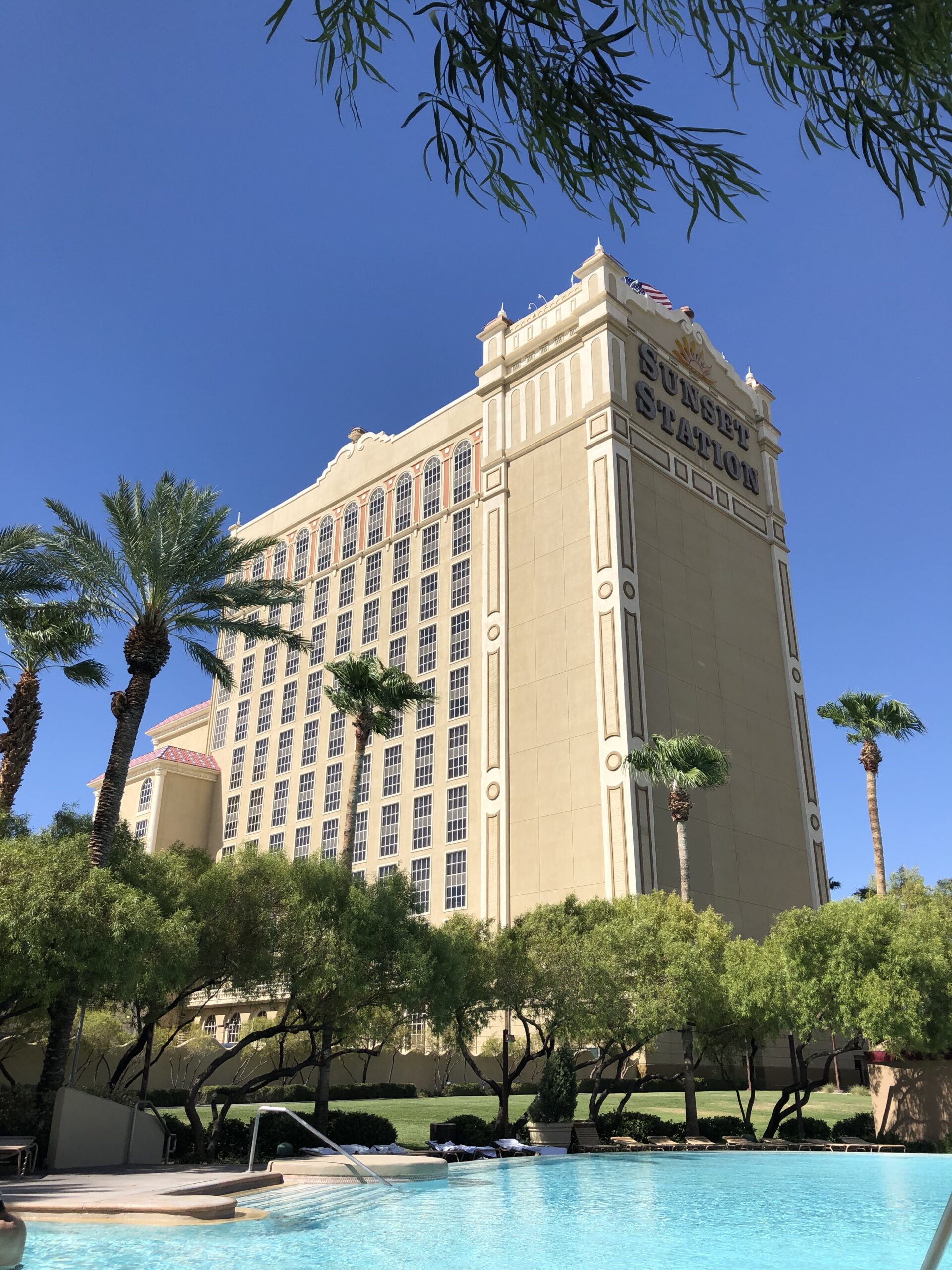 alt="hotel & pool"