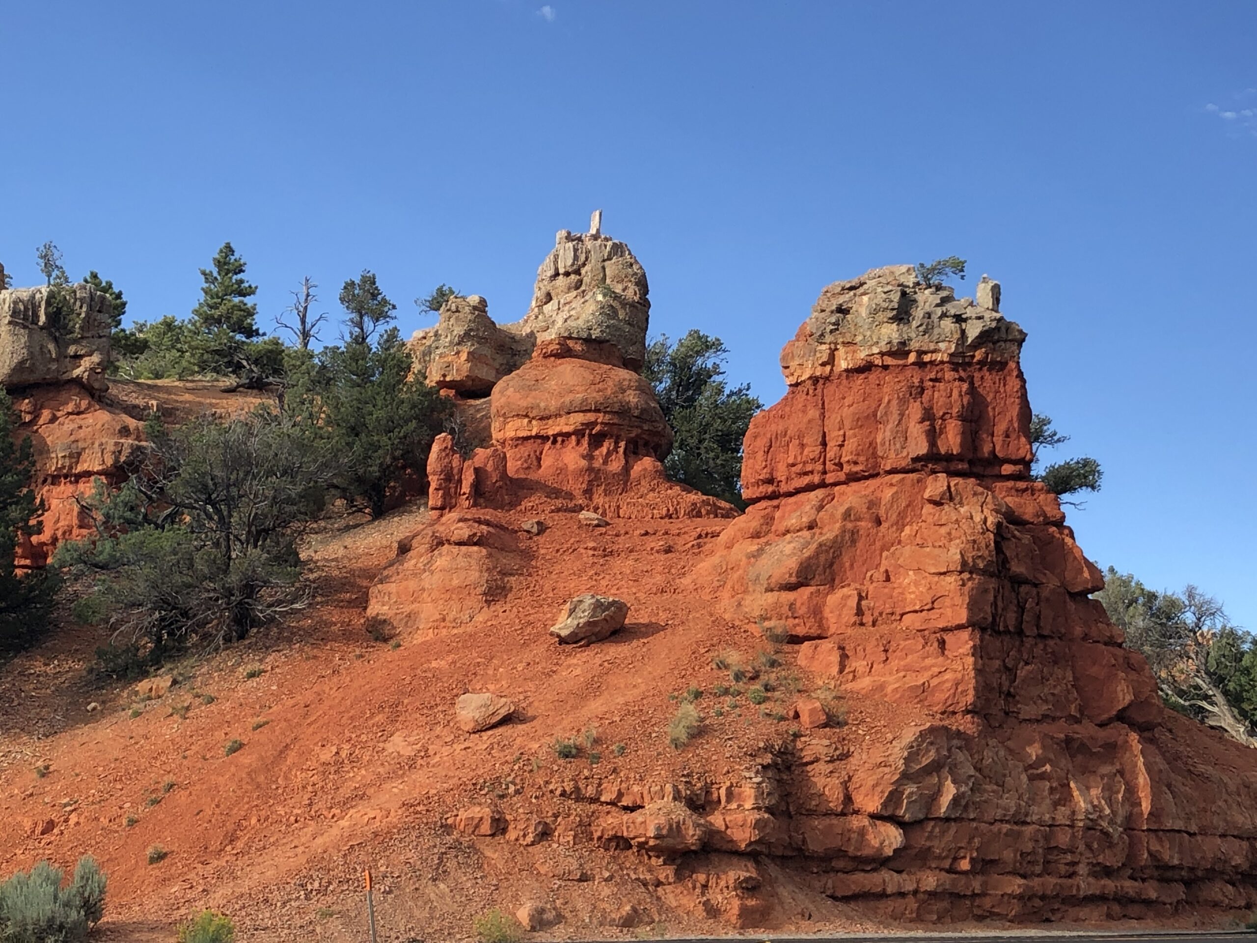 alt="hodo rock formations"
