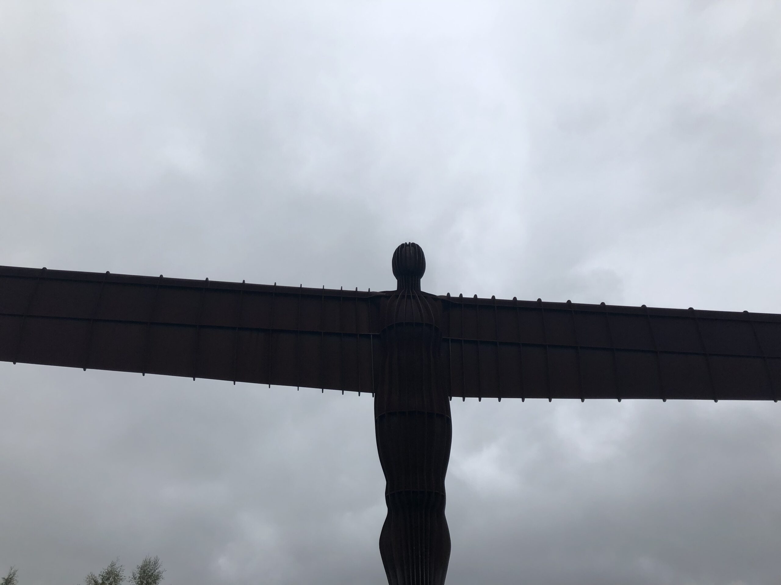 alt="angel of the north statue"