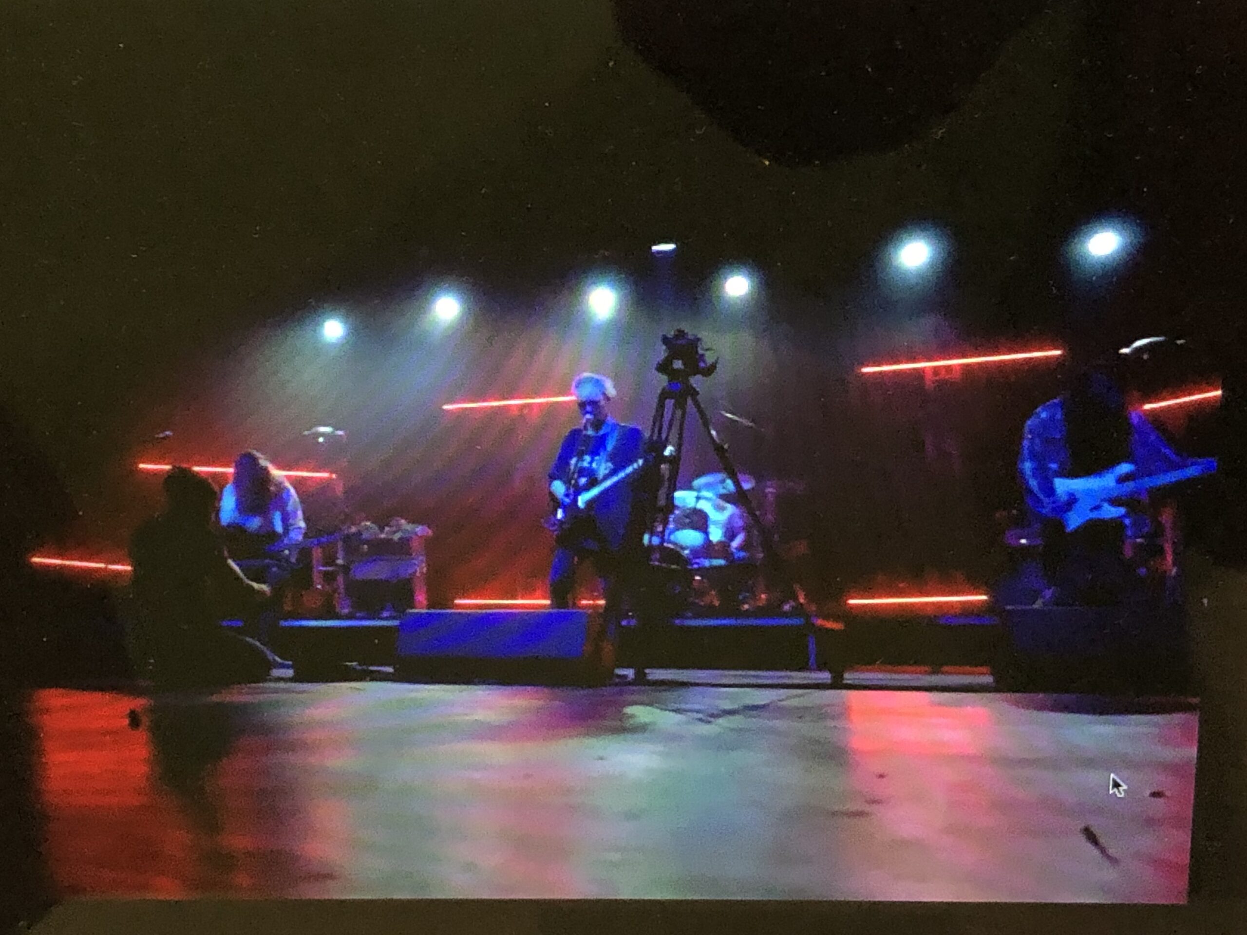 alt="band playing"