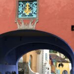 alt="arch with crown above"