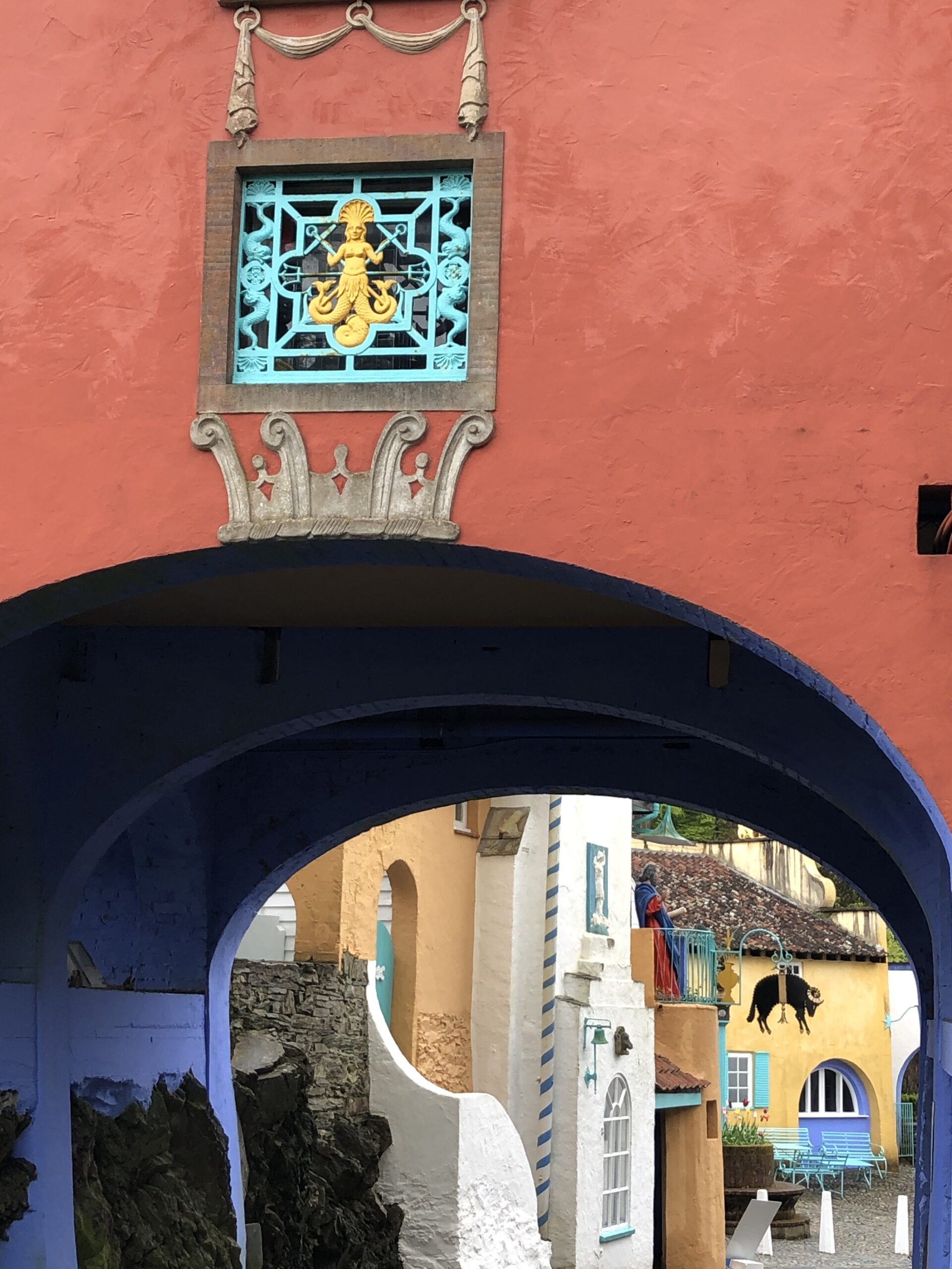 alt="arch with crown above"